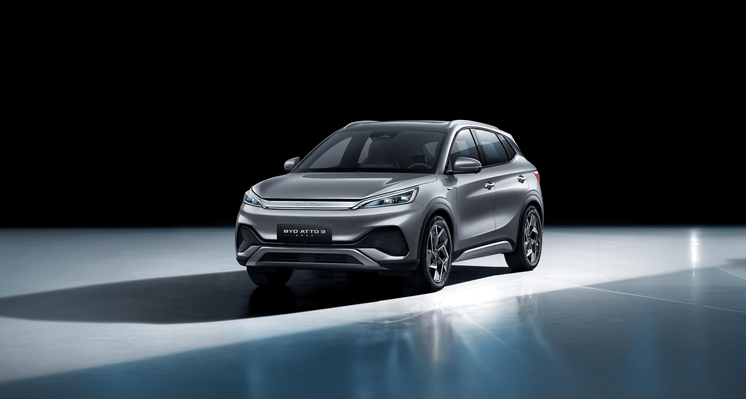 BYD Atto 3 phù hợp với người thích một mẫu C-SUV điện có phong cách hiện đại và màu công nghệ rõ hơn.