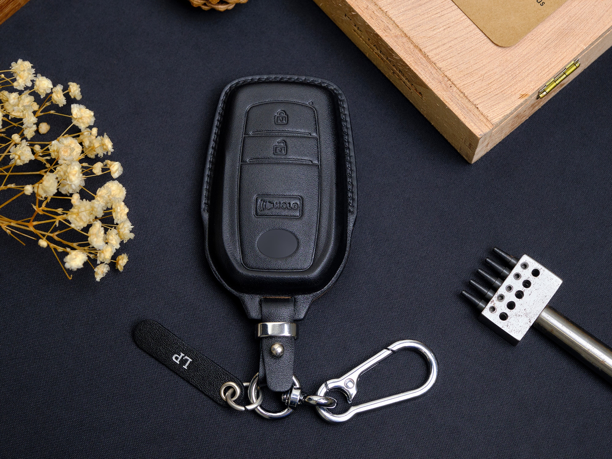 Bao da chìa khóa Toyota ôm sát form giúp bấm nhẹ tay và hạn chế trầy xước