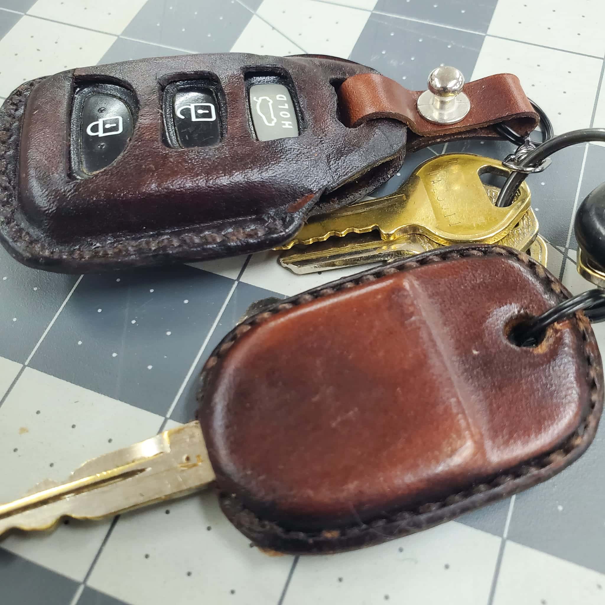 Bao da chìa khóa cũ bị nứt và khô bề mặt