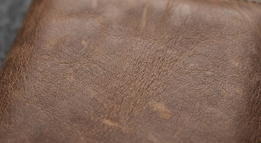 Bề mặt da thật có dấu hiệu khô nhẹ và xỉn màu.