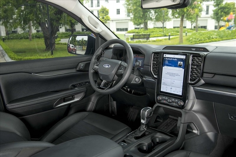 Chi tiết nội thất Ford Everest với nút bấm khởi động trong cabin để minh họa sự khác biệt giữa các đời xe