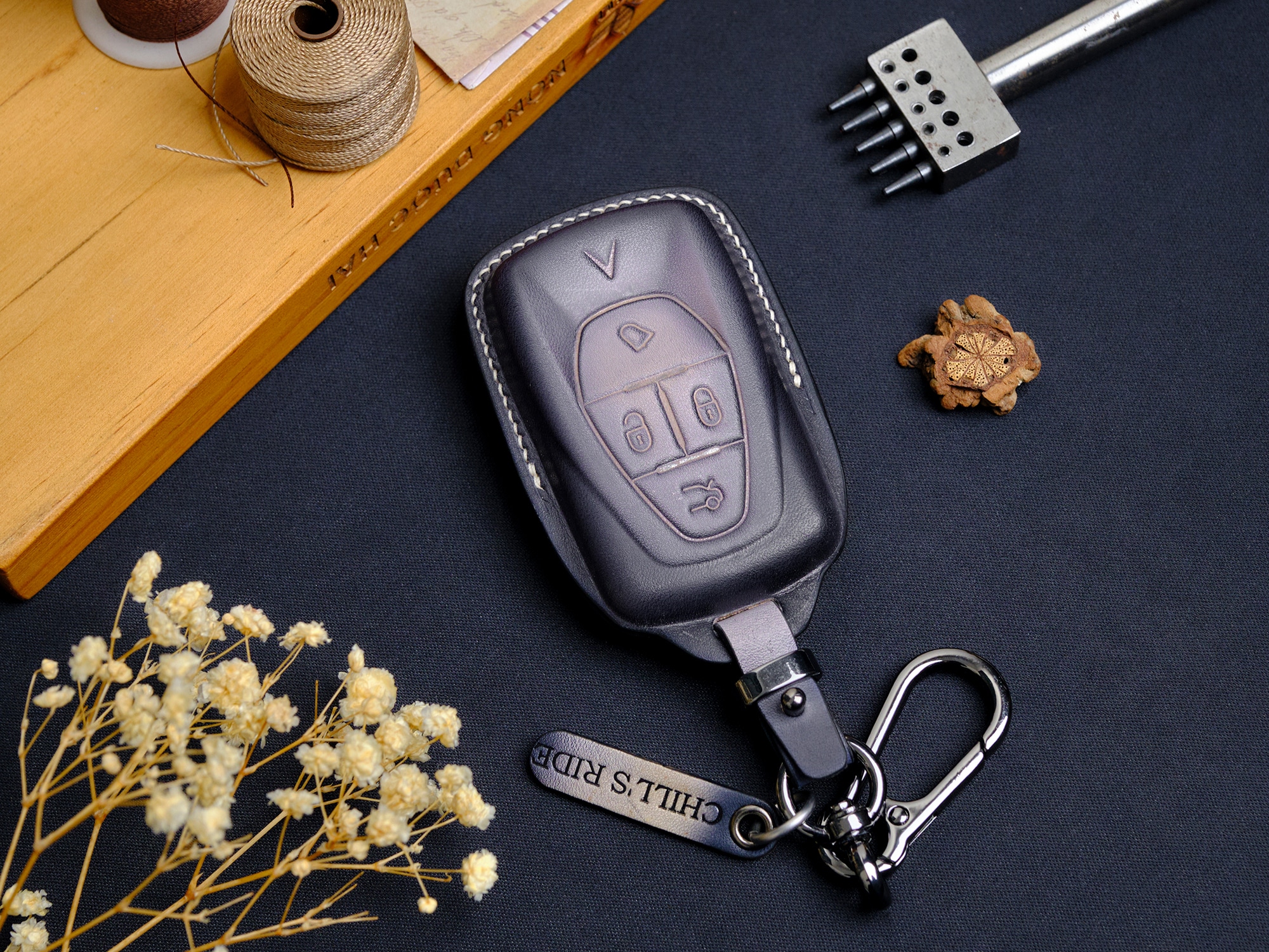 Hai kiểu bao da chìa khóa VinFast hở nút và kín nút