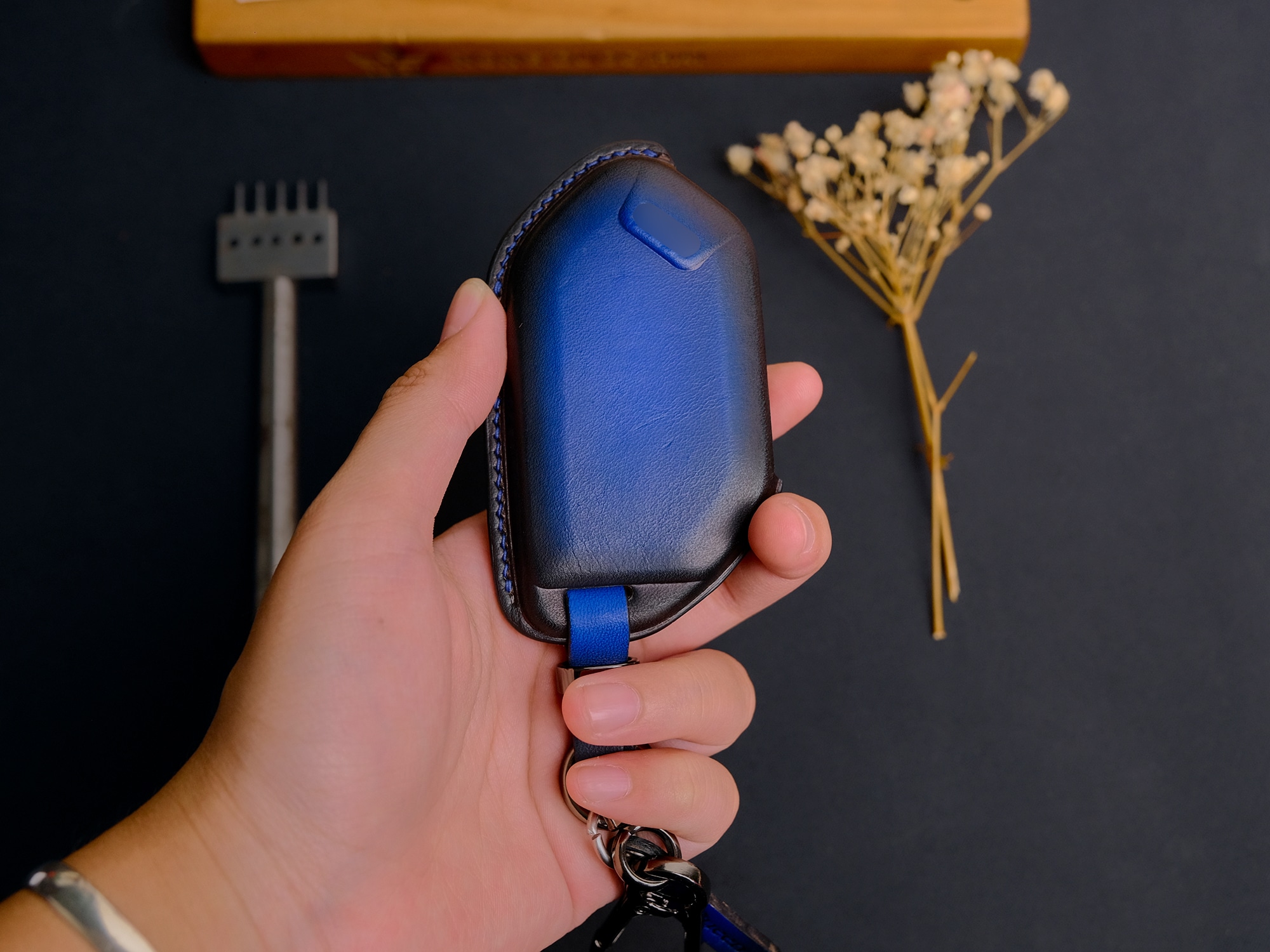 Chụp mặt trước mặt sau và cạnh hông chìa khóa Kia để kiểm tra form