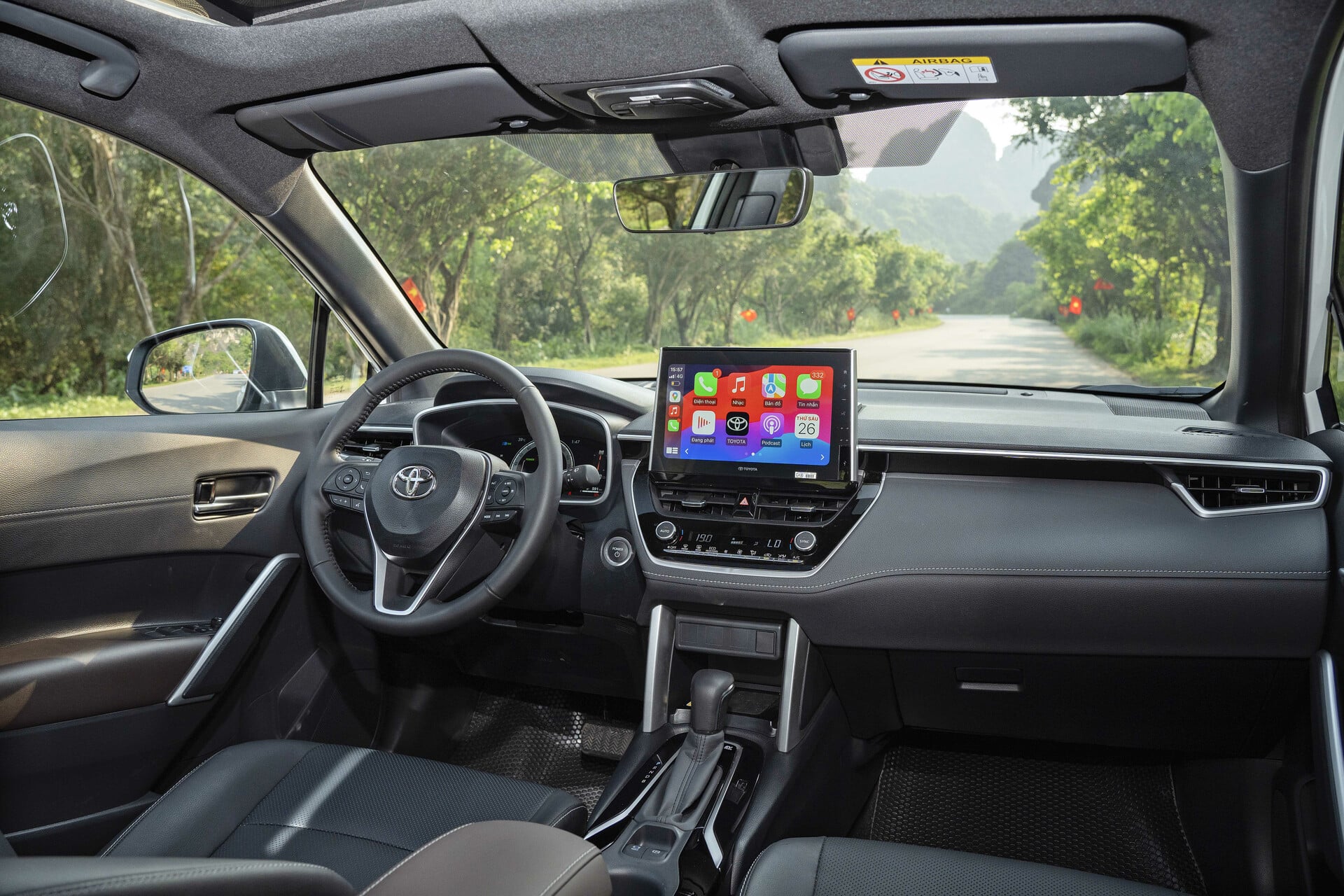 Người lái nhìn bảng đồng hồ Toyota Cross Hybrid sau khi bấm nút khởi động.