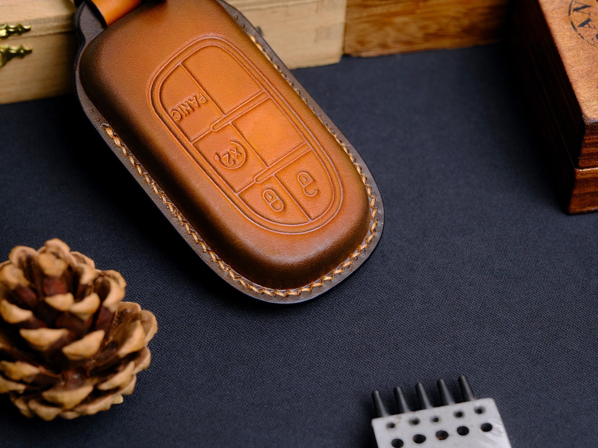 Với phụ kiện nhỏ như bao da chìa khóa, khác biệt chất liệu thường hiện ra rõ hơn so với những món đồ da lớn.