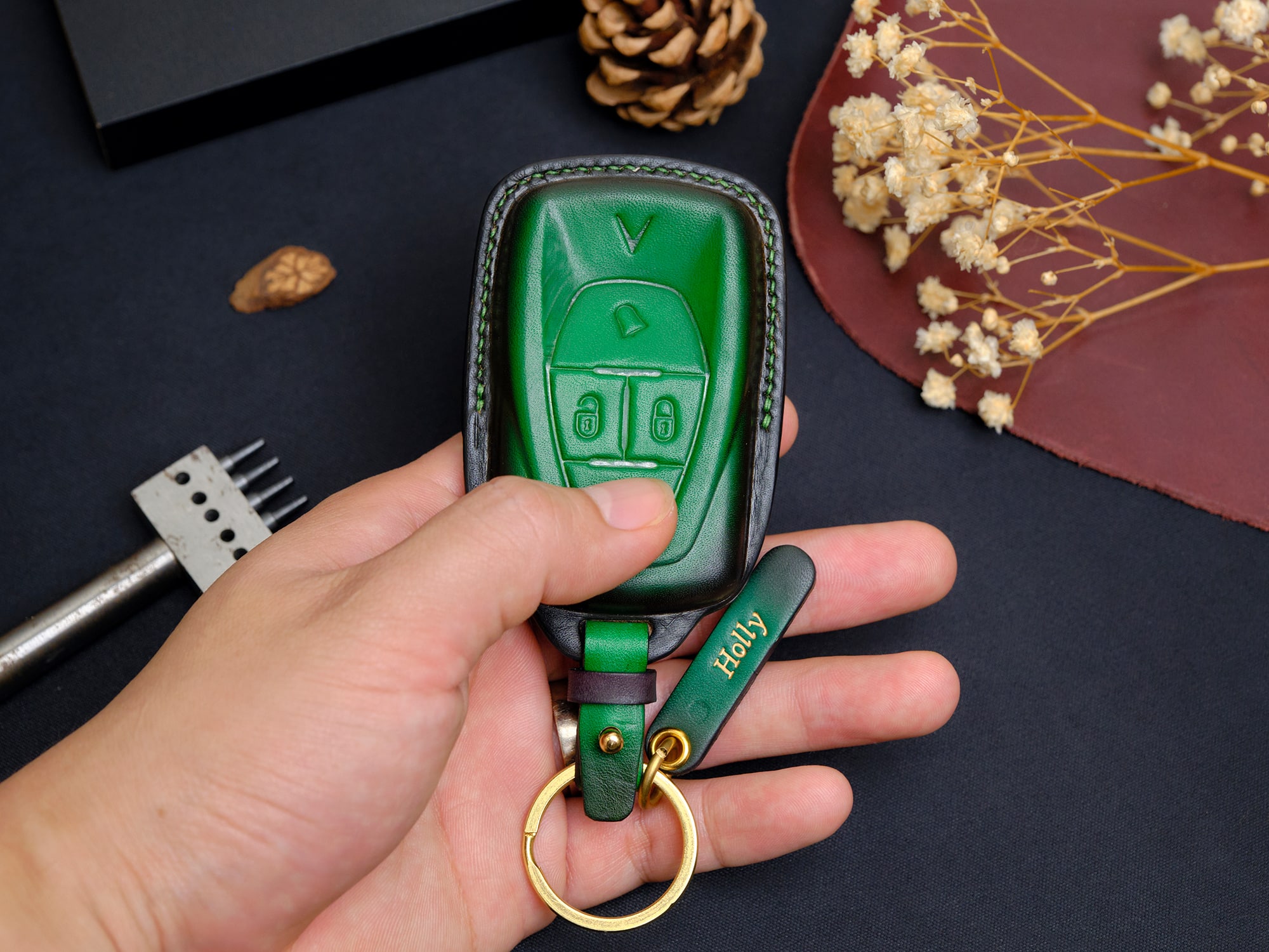 Người dùng kiểm tra form chìa khóa VinFast trước khi mua ốp