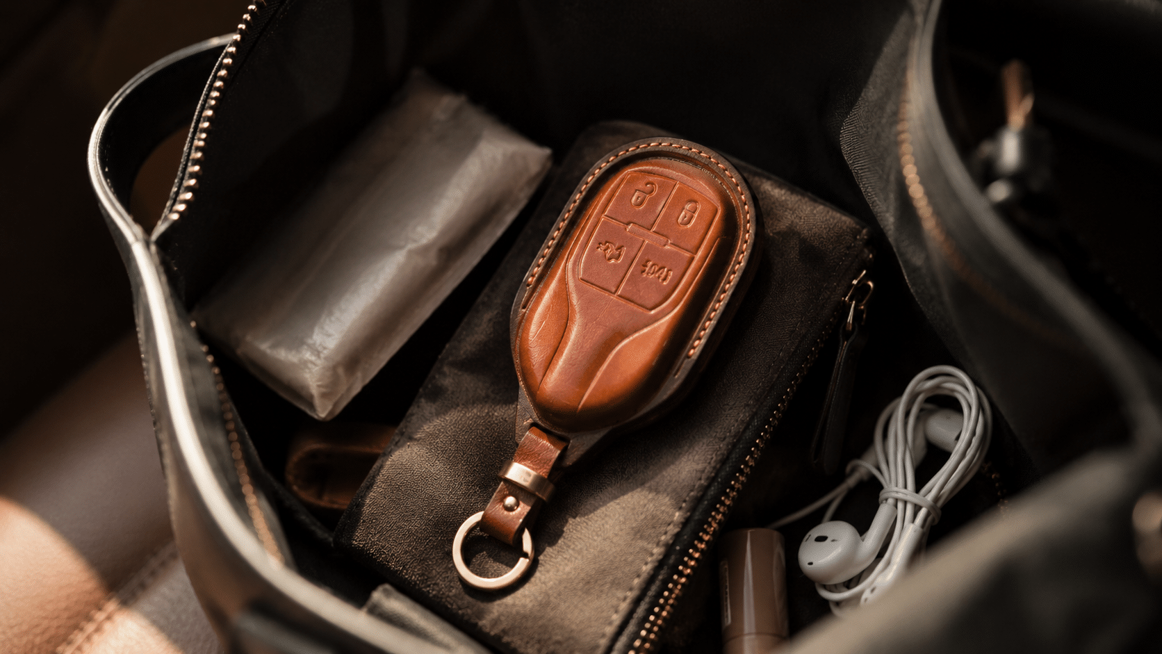 Bao da chìa khóa ô tô màu nổi giúp tìm smartkey nhanh hơn trong túi xách