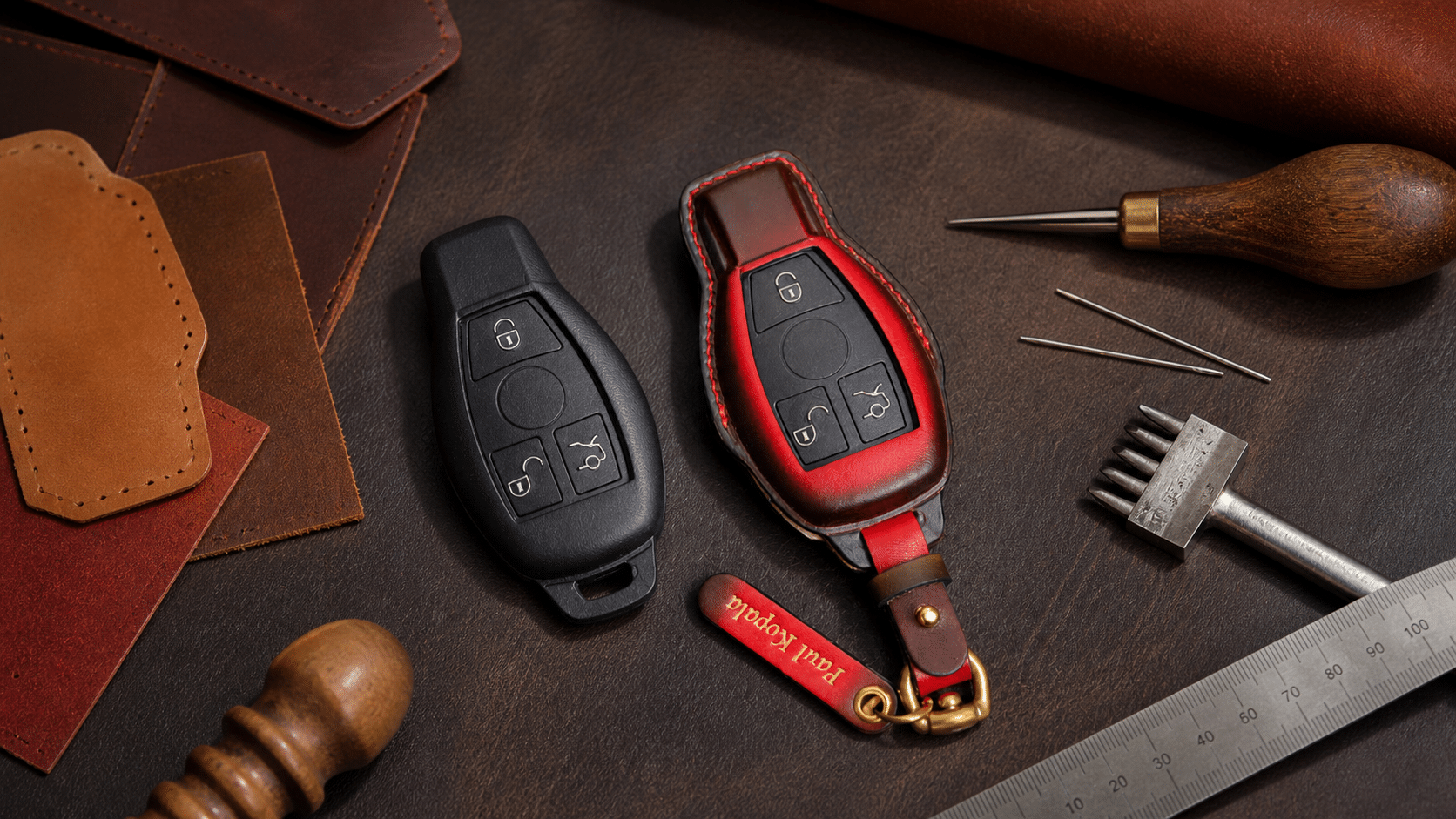 Bao da chìa khóa và smartkey được đặt cạnh thước đo để kiểm tra form