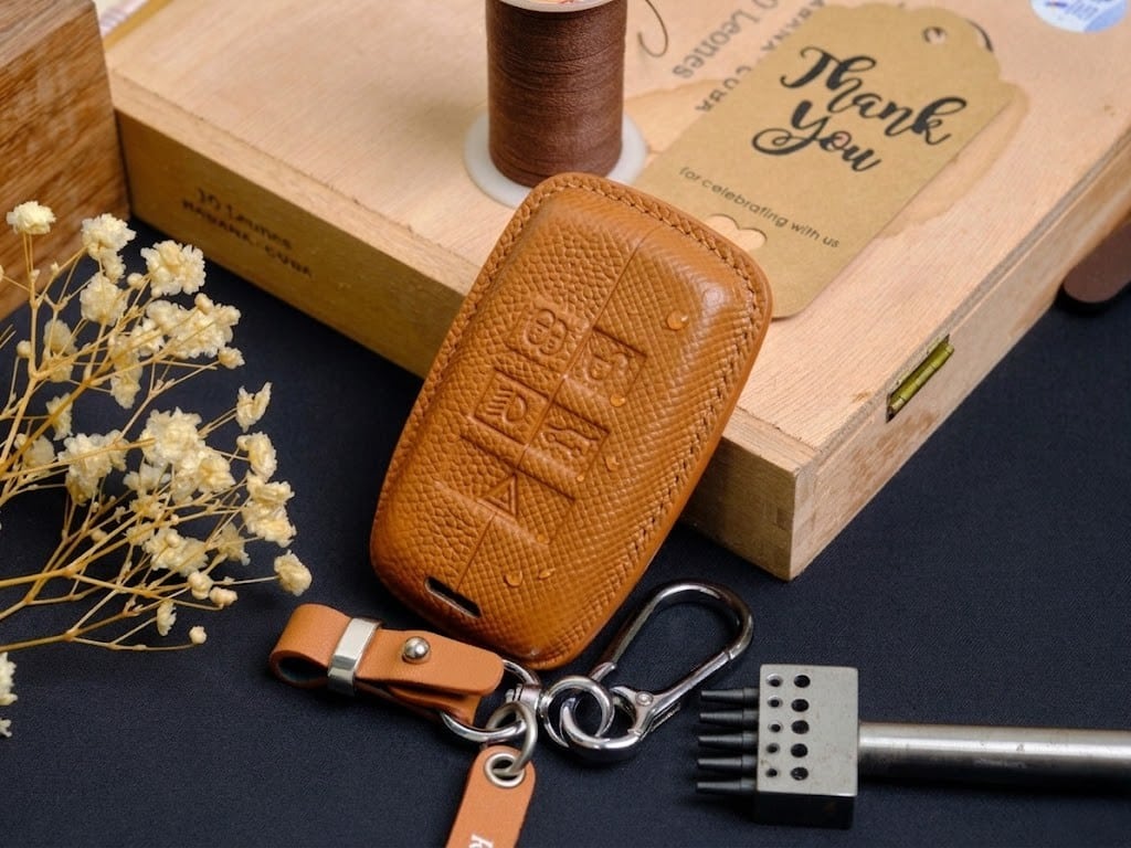 Bề mặt vân hạt chống nước của da Epsom và Saffiano trên bao da chìa khóa ô tô cao cấp