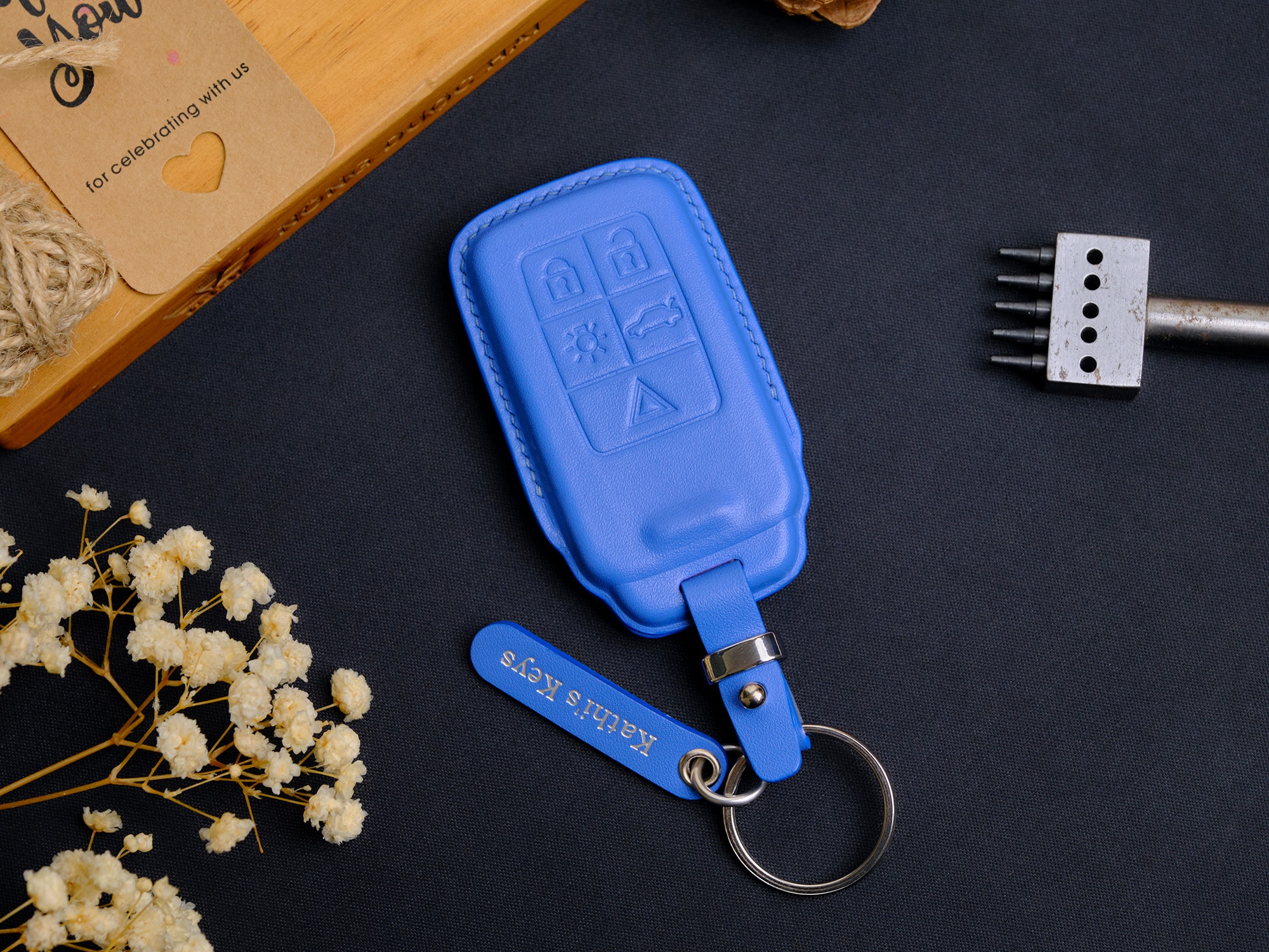 Các sản phẩm đồ da nhỏ (small leather goods) như bao da chìa khóa đòi hỏi sự tập trung cao độ và độ chính xác tính bằng phần mười milimet.
