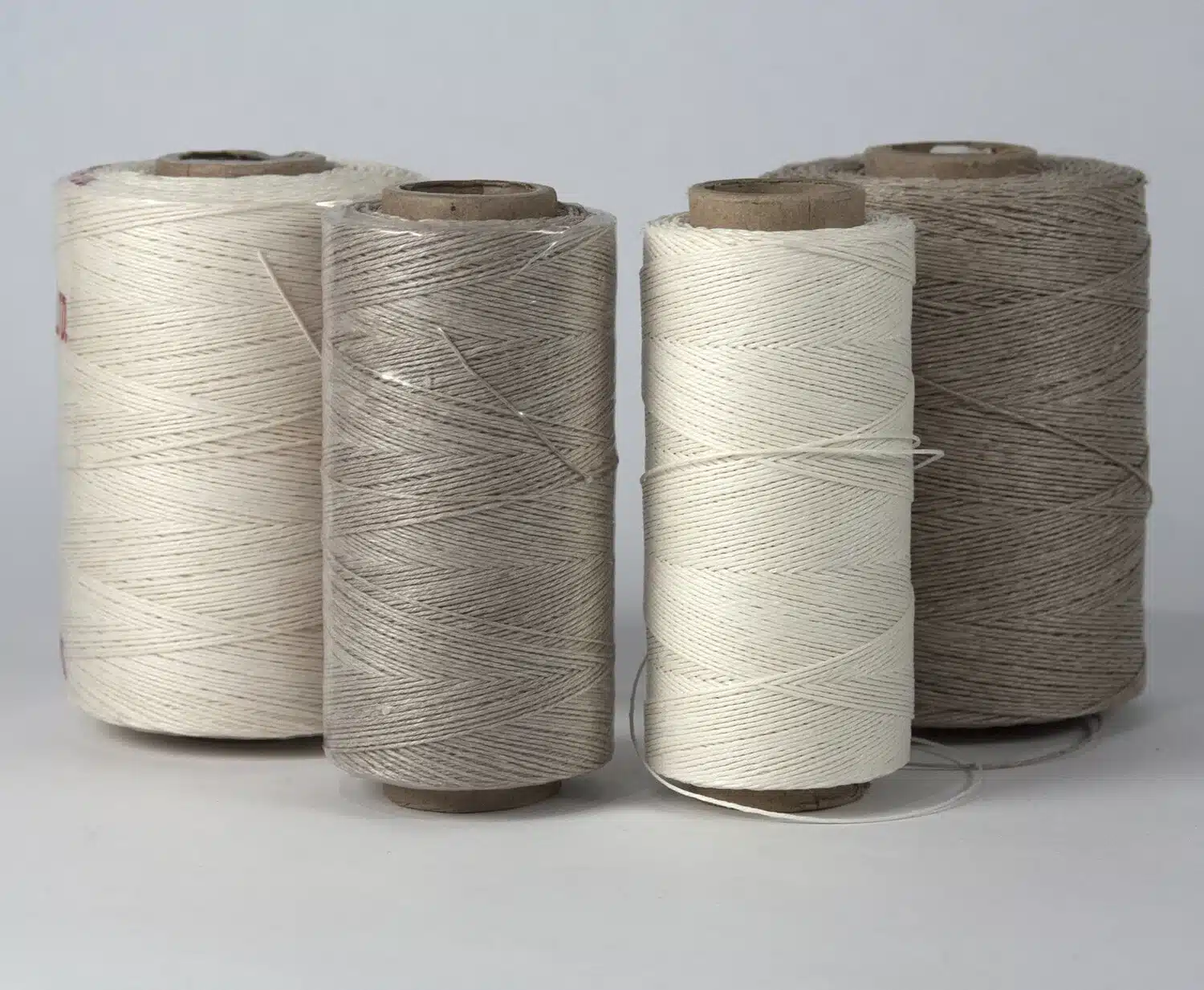 Chỉ lanh sáp khâu da thường có độ nhám nhẹ tự nhiên, khác hẳn bề mặt trơn bóng của chỉ nilon.