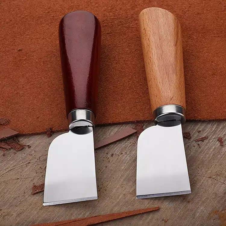 Dao lạng da bằng thép cứng là công cụ sống còn giúp bao da chìa khoá ôm sát và không bị dày cộm.