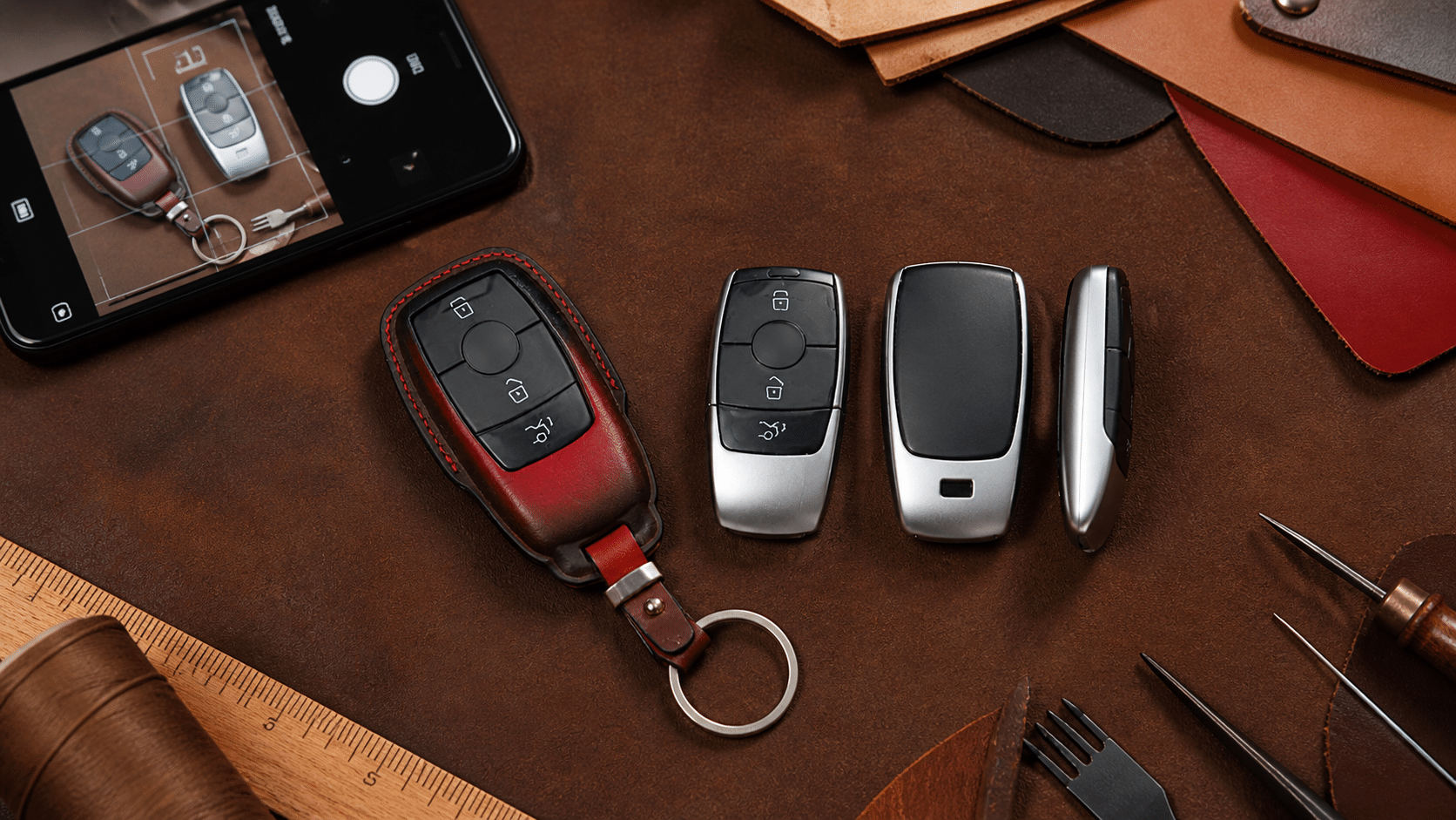 Kiểm tra mặt trước mặt sau và cạnh bên chìa Mercedes trước khi đặt bao da