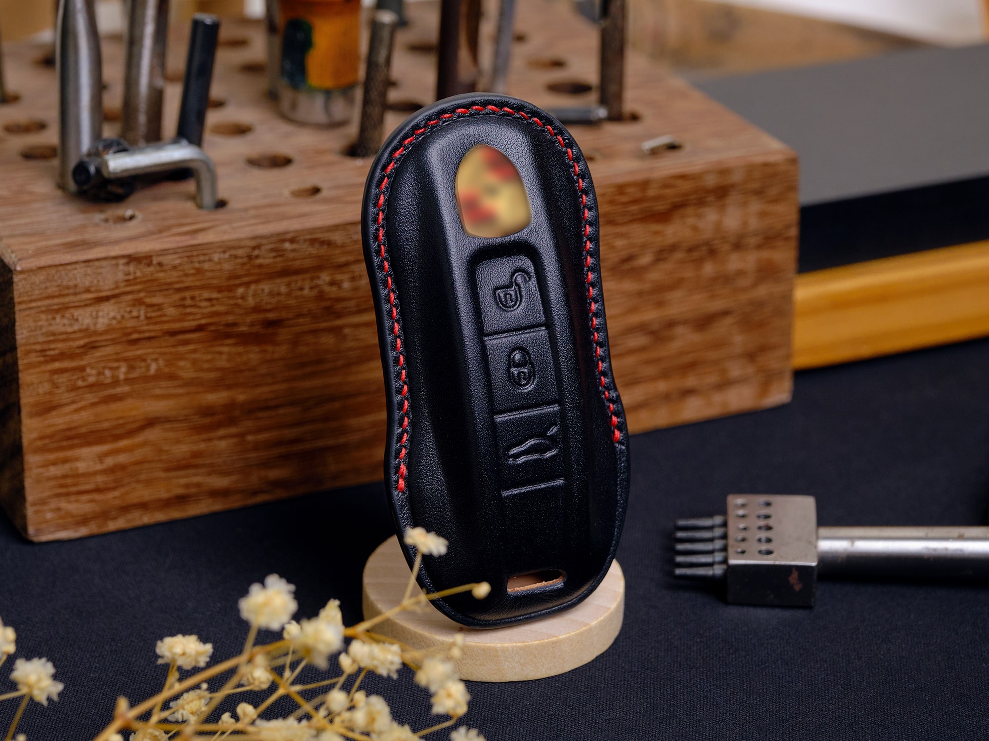 Mẫu bao da chìa khóa Porsche da Epsom màu đen chỉ khâu đỏ phong cách thể thao