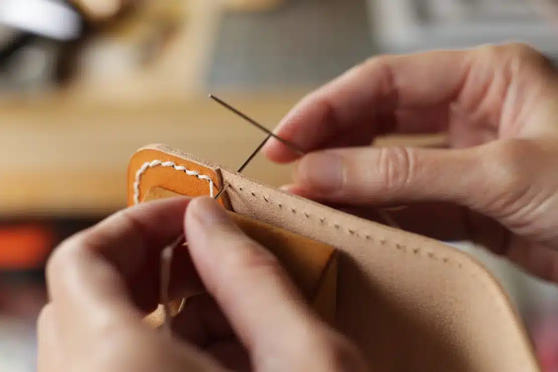 Kỹ thuật khâu Saddle stitch với chỉ lanh tạo ra các nút thắt độc lập vô cùng chắc chắn.