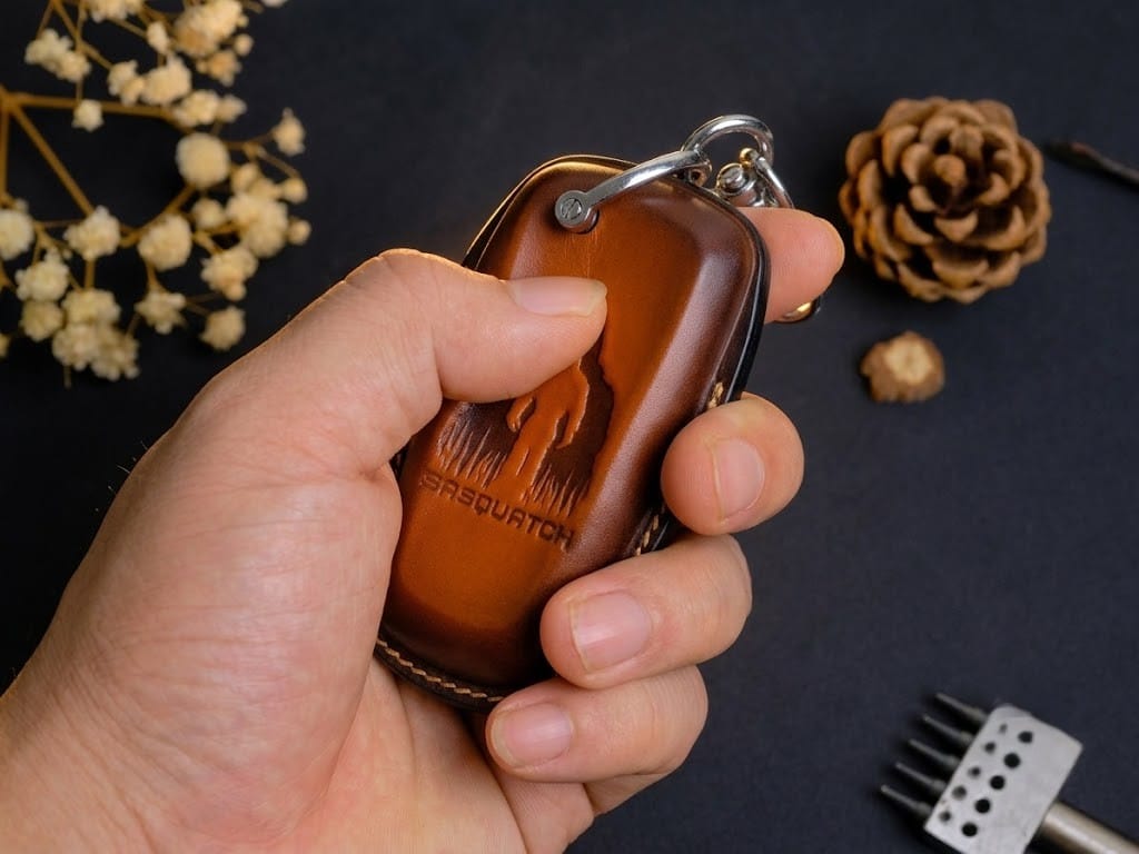Trải nghiệm cầm nắm êm ái và đầm tay trên mẫu bao da nappa mềm làm thủ công ôm khít smartkey.