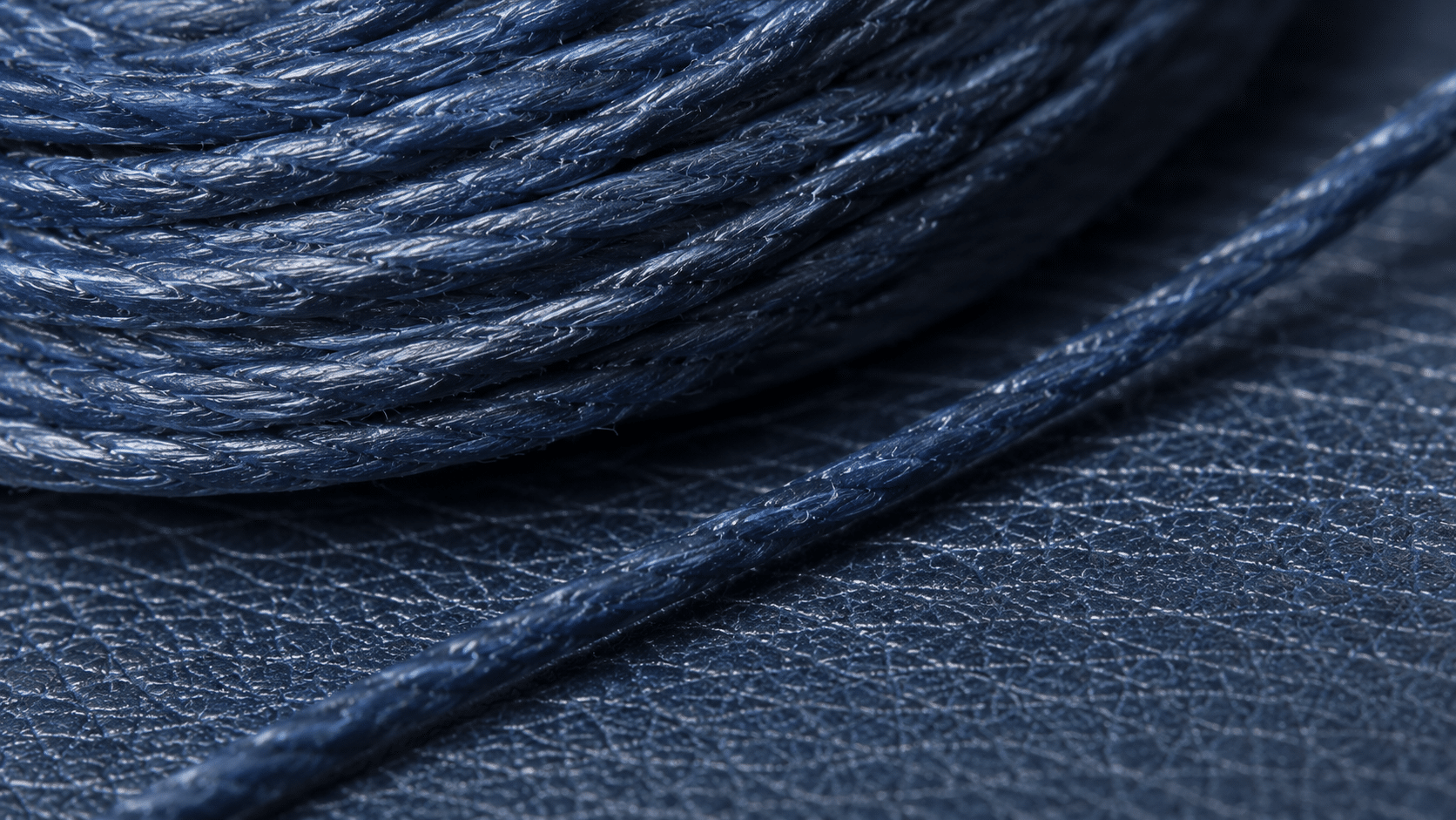 Sợi chỉ lanh phủ sáp (waxed thread) giúp chống nước, chống mồ hôi và khóa chặt vào thớ da.