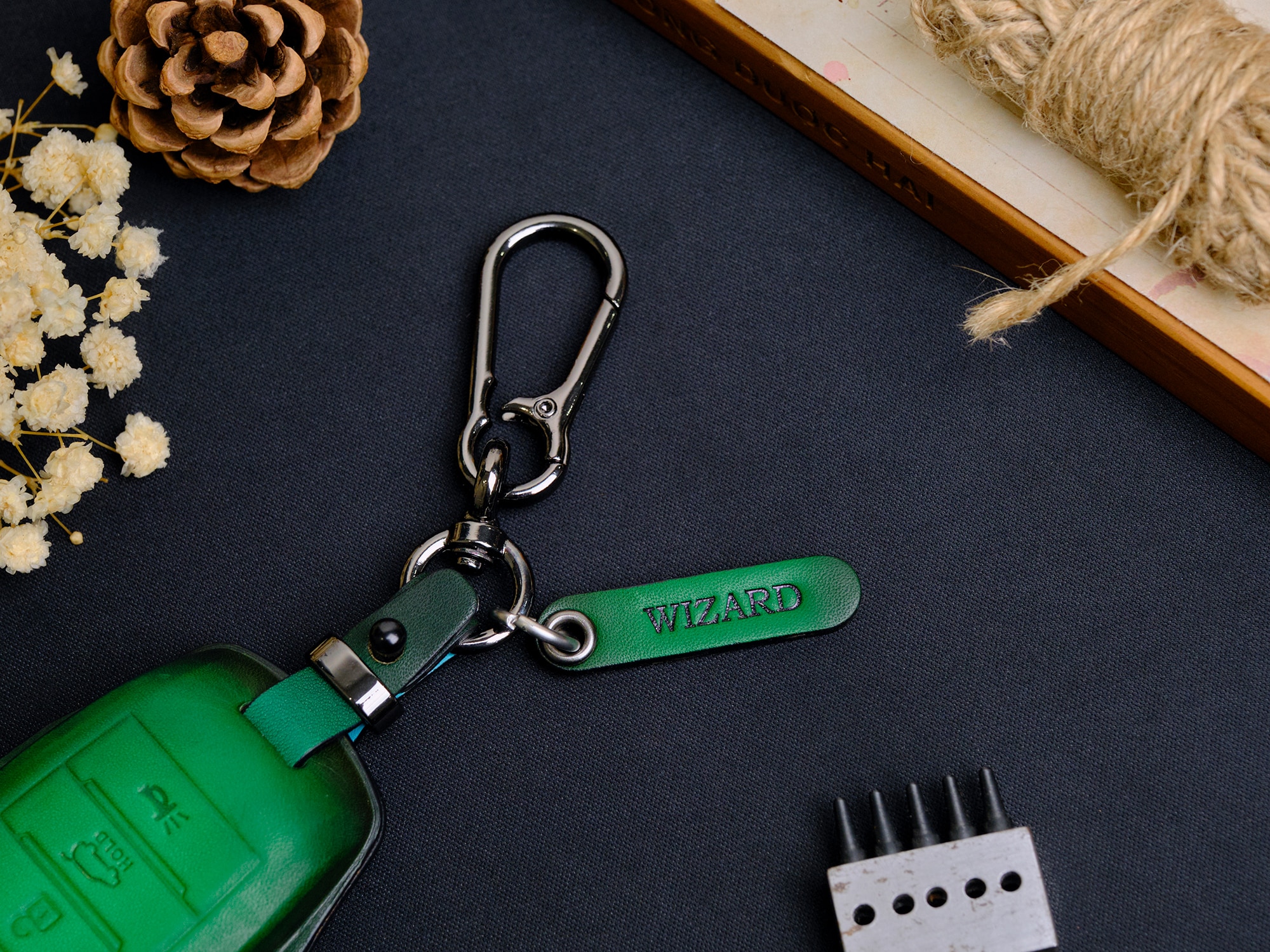 Chế tác bao da chìa khóa ô tô khâu tay thủ công tại xưởng đồ da Opkhoahandmade.