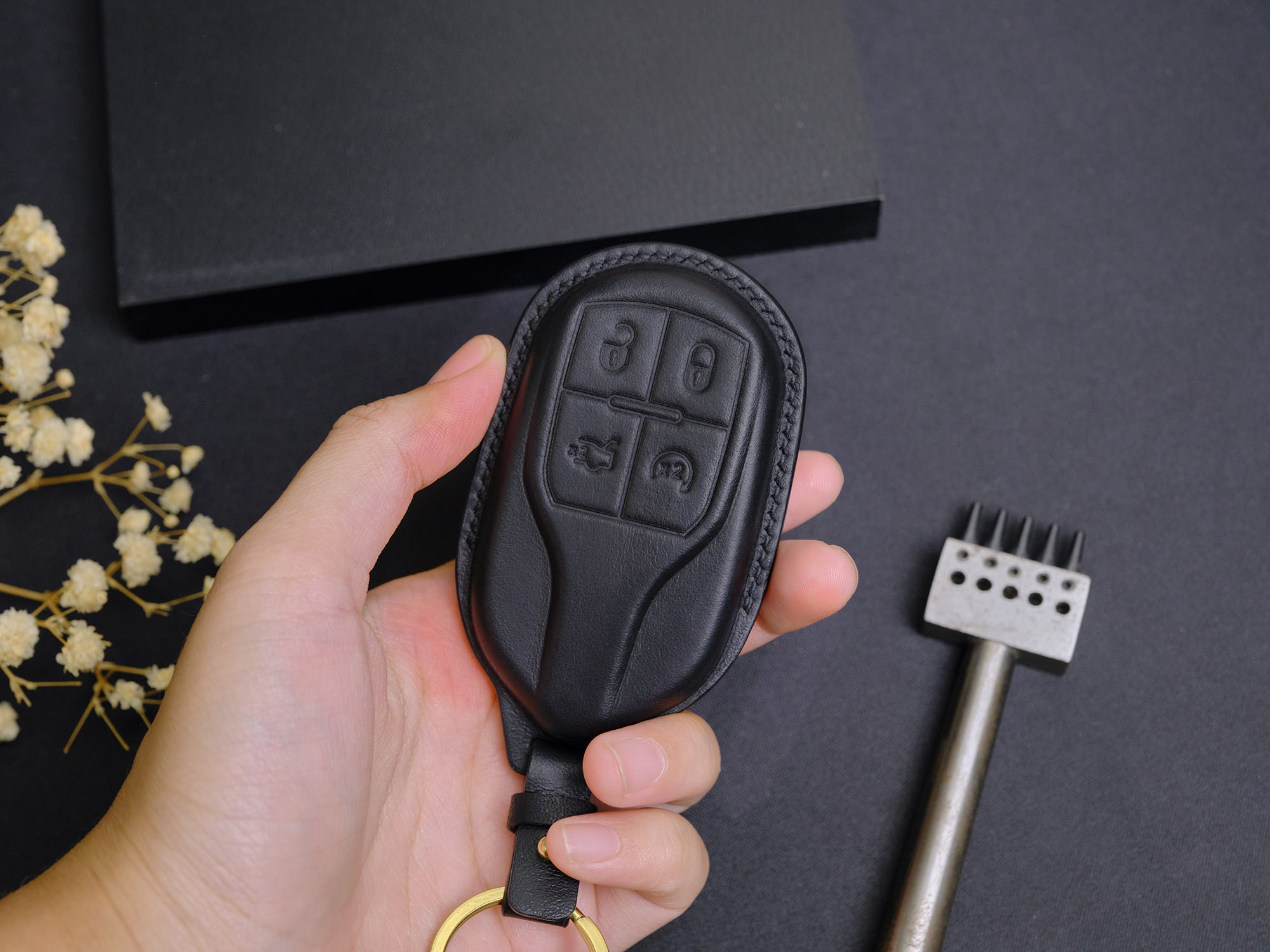 Chi tiết lớp sơn viền và đường chỉ khâu tay bao da chìa khóa Epsom